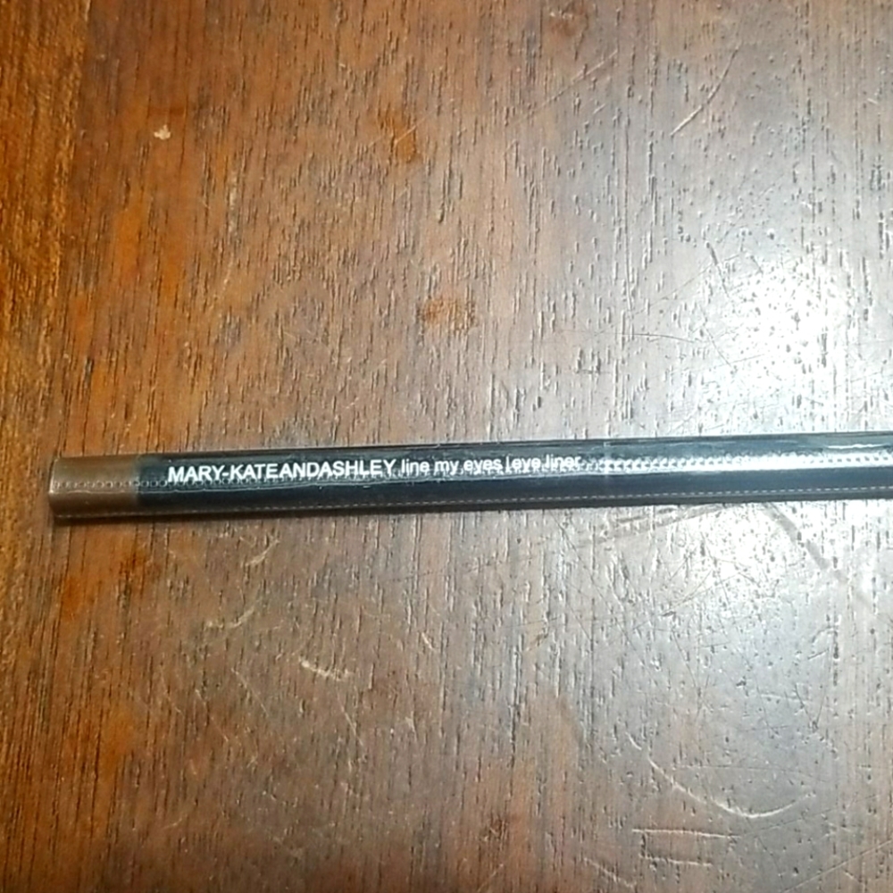 Mary-Kate and Ashley line my eyes - eyeliner